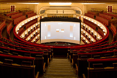 Innenansicht der Staatsoper mit aufgebauter Leinwand