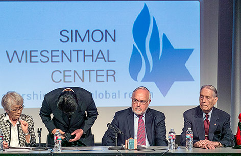 © APA/AP/Damian Dovarganes Mitsubishi-Manager Hikaru Kimura entschuldigt sich beim ehemaligen US-Zwangsarbeiter James Murphy