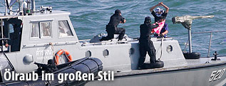 In einer Übung stürmt die malaysische Polizei ein Piratenschiff