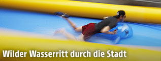 Mann rutscht auf City Slide