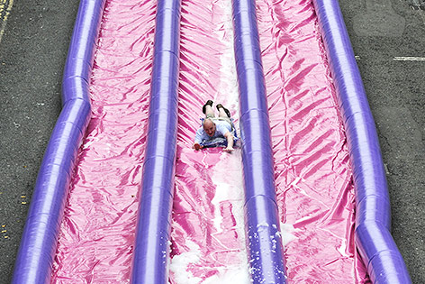 © Corbis/Demotix/George Sweeney Straßen-Wasserrutsche