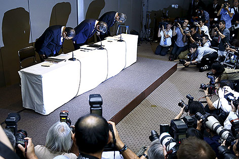 © Reuters/Thomas Peter Toshiba-Chef Hisao Tanaka und zwei Toshiba Manager bei einer Pressekonferenz