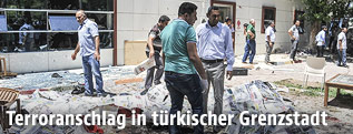 Menschen am Anschlagsort