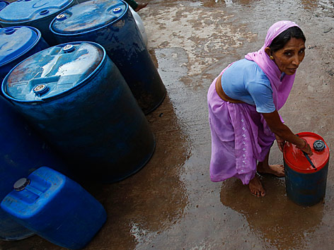 © Anindito Mukherjee Frau mit Wasserkanister