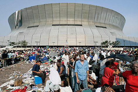 © Reuters/Jason Reed Menschen werden aus dem Superdome Stadium in New Orleans evakuiert