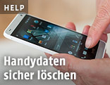 Frau hält Handy