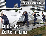 Polizisten bauen Zelte ab