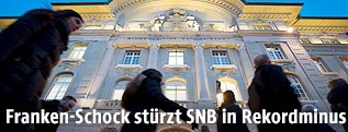 Menschen vor der Schweizer Nationalbank in Bern