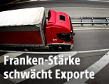 Lastkraftwagen auf einer Autobahn in der Schweiz