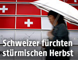 Frau vor einem Schweizer Uhrengeschäft