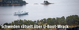 Ein schwedisches Militärschiff an der Küste