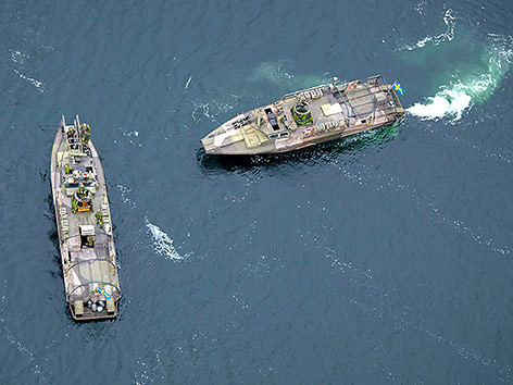 © APA/EPA/Marko Saavala Zwei schwedische Militärschiff e