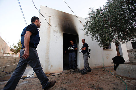 © APA/AP/Majdi Mohammed Ermittler vor einem ausgebrannten Haus