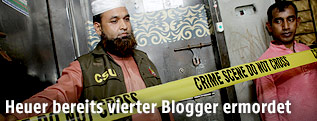 Forensiker hinter einer Absperrung vor der Wohnung des ermordeten Bloggers Niloy Chakrabarty