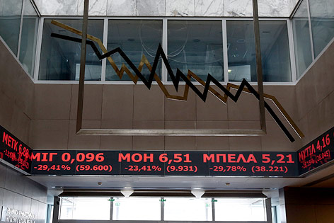 Kursveränderungen auf einem Display in der Eingangshalle von Athens Börse