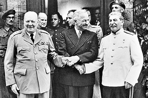 © picturedesk.com/Ullstein Bild Truman, Chrchill und Stalin bei der Potsdamer Konferenz 1945