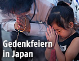 Menschen gedenken des Atombombenabwurfes vor 70 Jahren in Hiroshima