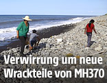 Drei Personen suchen einen Strand auf La Reunion ab