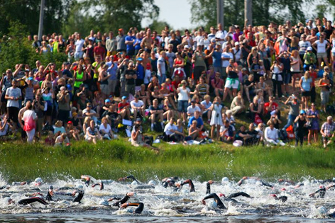 Zuschauermassen beim Schwimmen in Vansbro, Schweden