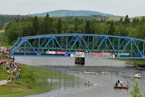 Blcik auf Brücke und Schwimmer