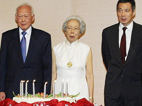 © Reuters/David Loh Lee Kuan Yew mit Ehefrau Kwa Geok Choo und Sohn Lee Hsien Loong
