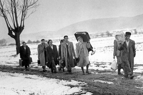 © picturedesk.com/AFP Ungarische Flüchtlinge im November 1956 auf dem Weg nach Österreich
