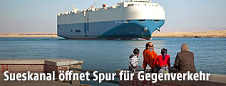 Frachter im Sueskanal