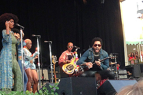 © picturedesk.com/Rex Features/Aftonbladett Lenny Kravitz mit gerissener Lederhose