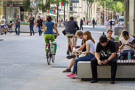 Menschen auf der Wiener Mariahilferstraße