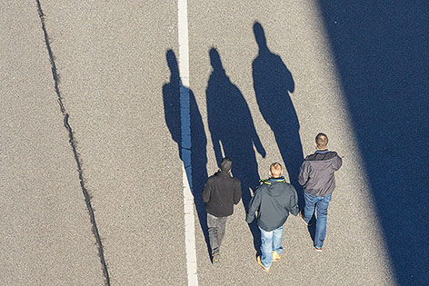 © ORF.at/Christian Öser Silhouetten von drei Fußgängern