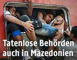 Flüchtlinge drängen auf einen überfüllten Zug in Mazedonien