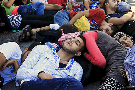 © Reuters/Alkis Konstantinidis Flüchtlinge warten auf die Registrierung vor dem Stadion in Kos