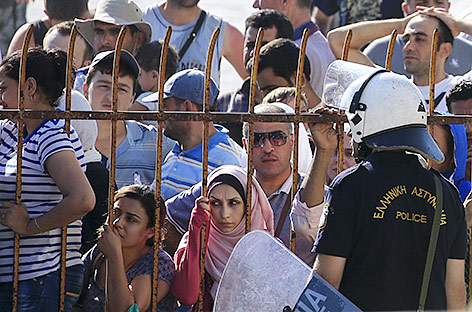 © Reuters/Alkis Konstantinidis Flüchtlinge warten auf die Registrierung vor dem Stadion in Kos