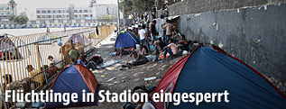 Flüchtlinge in einem Stadion in Kos