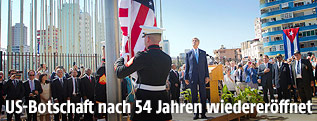 Amerikanische Flagge wird gehisst