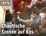 Flüchtlinge und ein Polizist