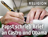 Papst Franziskus unterzeichnet ein Dokument