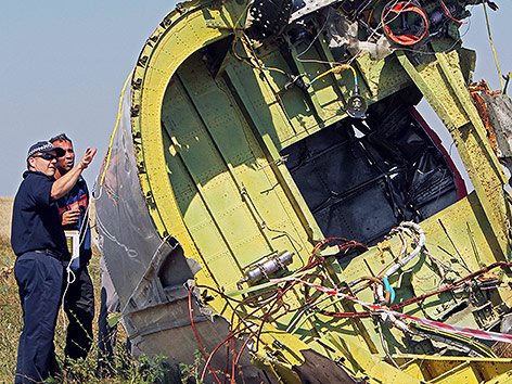 Ermittler untersuchen Flugzeugteile