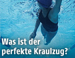 Eine Frau krault im Wasser