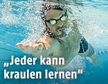 Ein Mann krault in einem Schwimmbecken