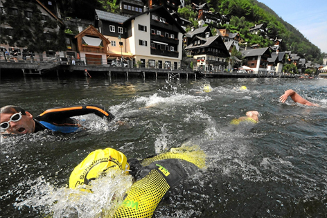 Bild vom Hallstadt Marathon mit Hallstadt im Hintergrund