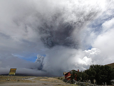 © APA/AP/Dolores Ochoa Vulkan Cotopaxi spuckt Asche