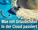 Digitalkamera auf einem Strandtuch