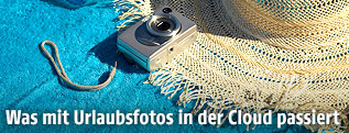 Digitalkamera auf einem Strandtuch