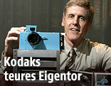 Kodak-Projektmanager Steven J. Sasson mit dem Protoyp einer Digitalkamera aus 1975