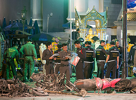Sicherheitskräfte nach Bombenanschlag in Bangkok