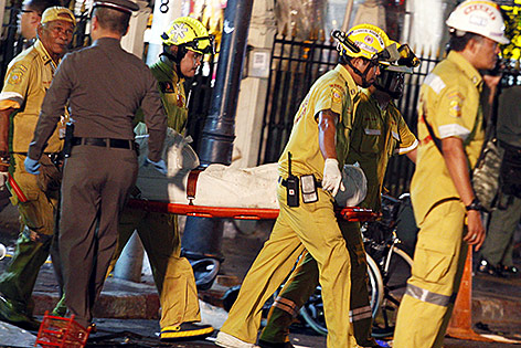 Einsatzkräfte nach Bombenanschlag in Bangkok