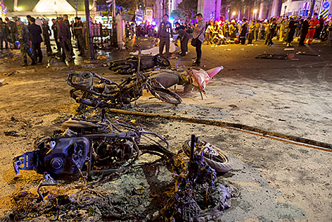 Zerstörte Motorräder nach Bombenanschlag in Bangkok