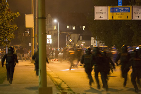 © Reuters/Axel Schmidt Polizei bei Demonstration in Heidenau (Deutschland)