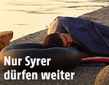 Schlafender Flüchtling im Hafen von Kos